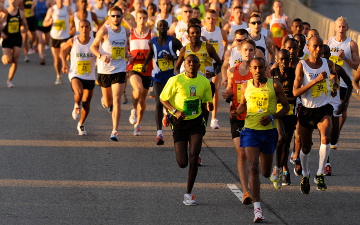 Distance running race with many participants. 